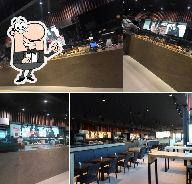 Installez-vous à l'une des tables de Bruno Foodcorner