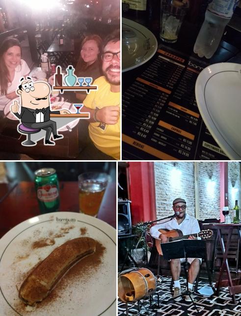 Sente em uma das mesas no Bambuza Restaurante e Bar