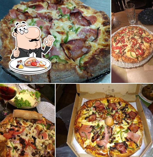 Pick pizza at Pizza Kati Allo