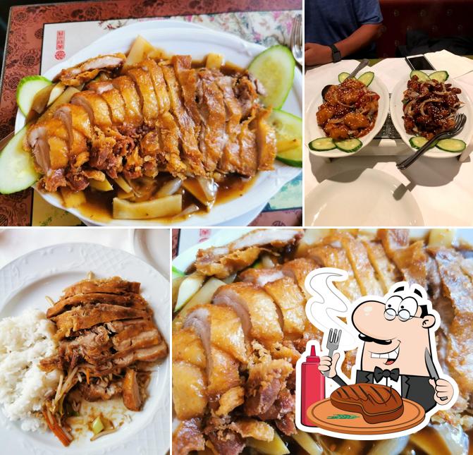 Holt ein Fleischgericht bei China-Restaurant Chen