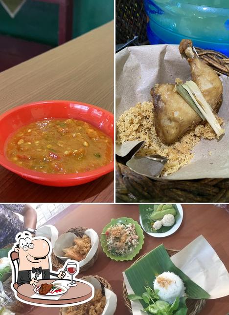 Prueba un plato con carne en Ayam Kremes Pandan Pekanbaru