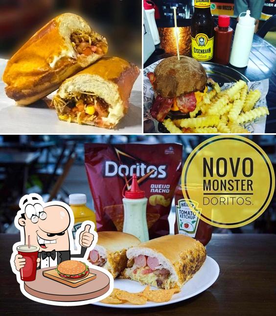 Experimente um hambúrguer no Monster Dog Piracicaba