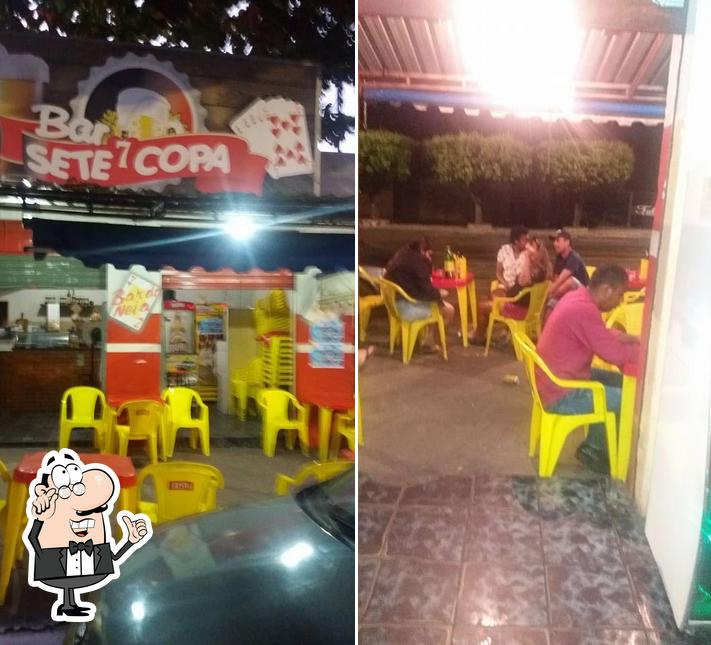 Sente em uma das mesas no Bar Sete Copas da Néia