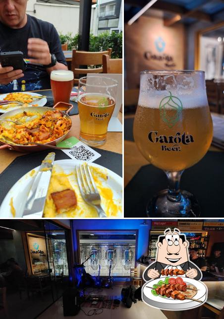 A comida e balcão de bar do restaurante