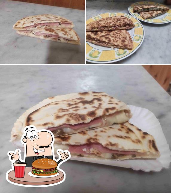 Prenditi un hamburger a Piadineria Azdora