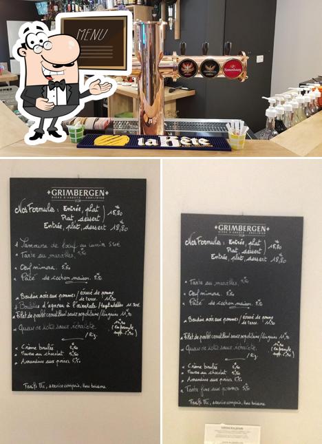 La tableau noir et nourriture du restaurant