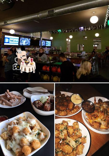 Mira las fotos que muestran comida y barra de bar en South Bowl