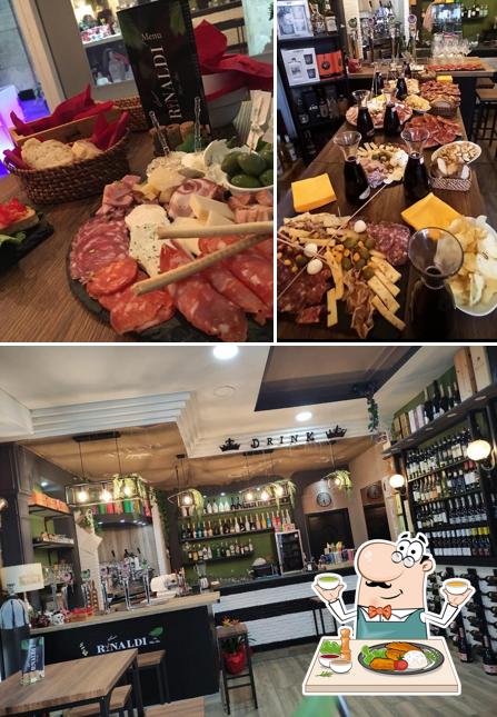 Rinaldi Wine Bar si caratterizza per la cibo e interni