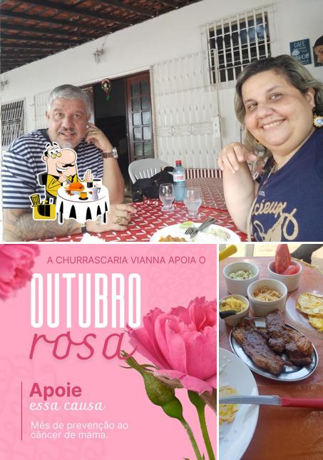 Entre diferentes coisas, comida e mesa de jantar podem ser encontrados a Churrascaria Viana