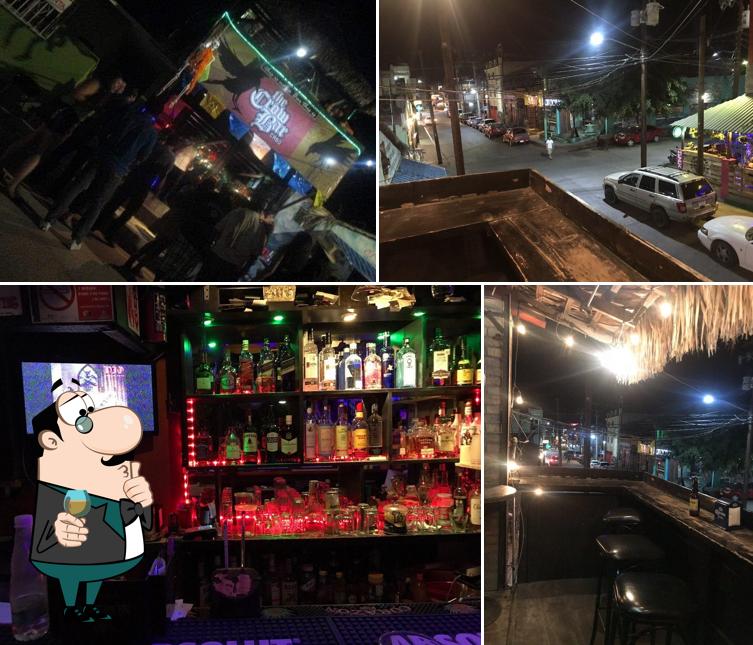 Las imágenes de barra de bar y exterior en Cabo Drink