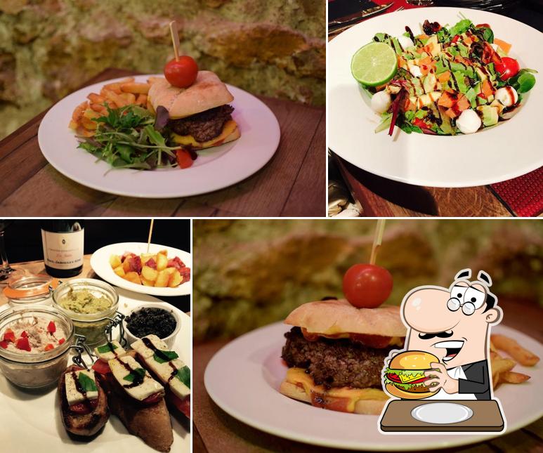 Essayez un hamburger à Earth'K Bar à tapas et cocktails