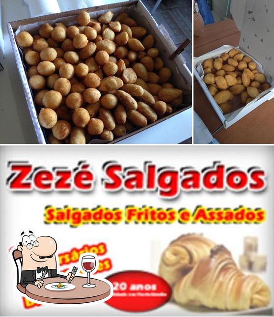 Comida em Zezé Salgados