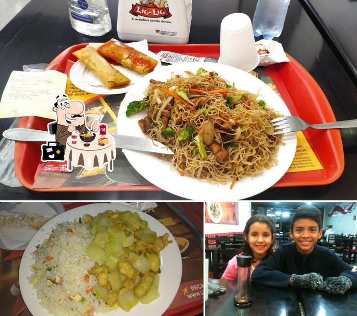 A comida e balcão de bar do restaurante