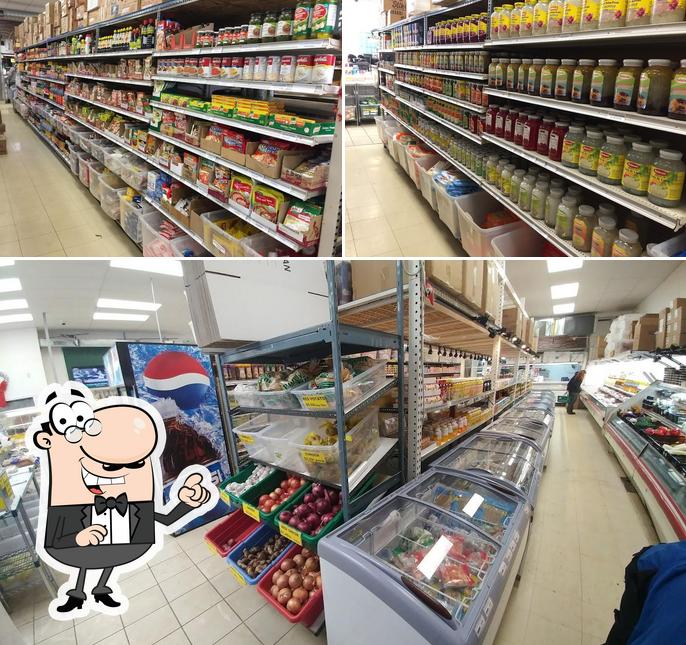 L'intérieur de Tindahan Food Mart