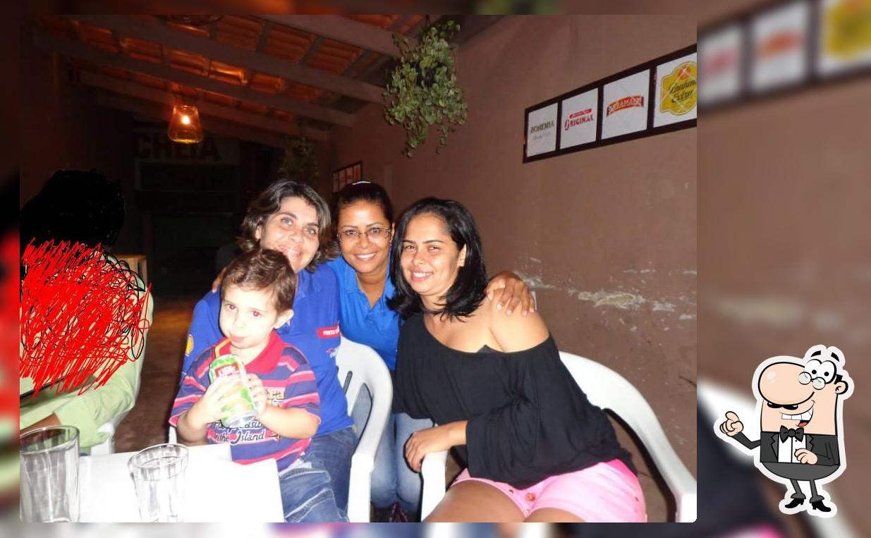 Sente em uma das mesas no Bar cultural