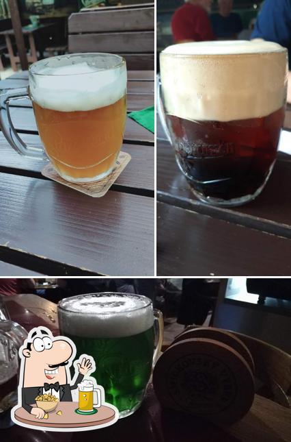 Насладитесь стаканом темного или светлого пива
