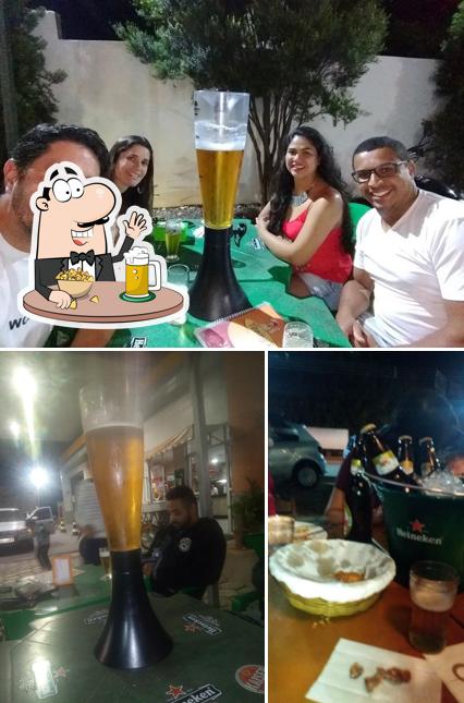 Você pode tomar uma tulipa de cerveja leve ou escura