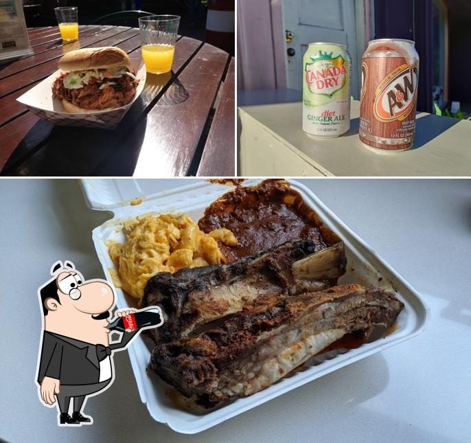 Взгляните на эту фотографию, где видны напитки и еда в Smokin' Warehouse Barbecue