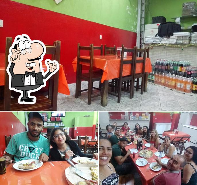 O interior do Pizzaria Dois Irmãos