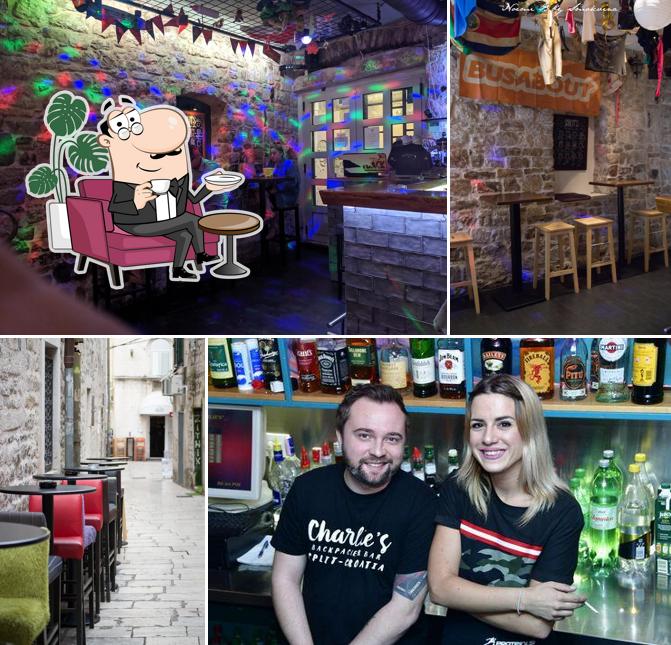 Dai un'occhiata agli interni di Charlie's Bar Split