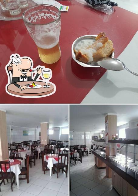 A comida e interior do restaurante