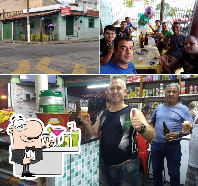 O Bar do James se destaca pelo balcão de bar e exterior