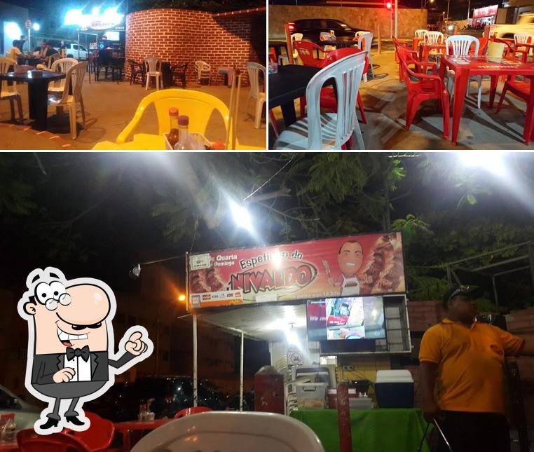Sente em uma das mesas no Espetinho do Nivaldo