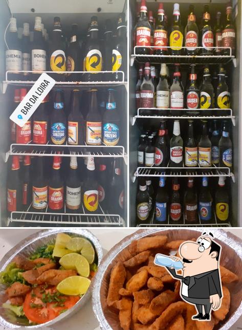 Entre diferentes coisas, bebida e comida podem ser encontrados a Bar da Loira