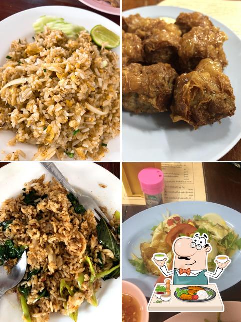 Meals at ร้านสมมาศโภชนา