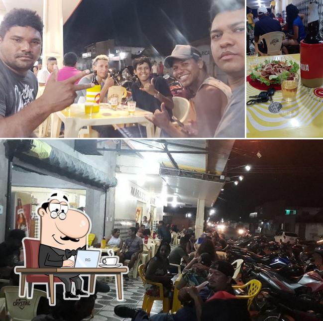 O interior do Marleide Bar