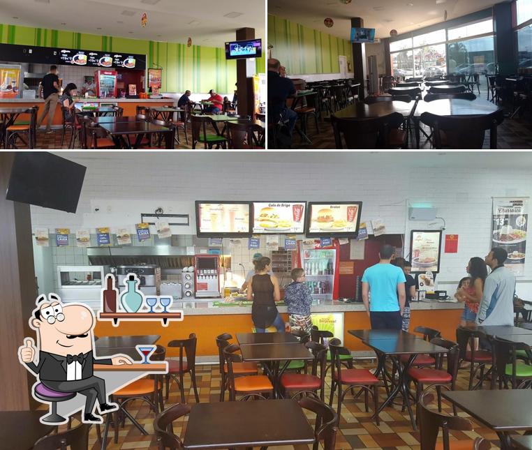 Sente em uma das mesas no Giraffas Candangolândia
