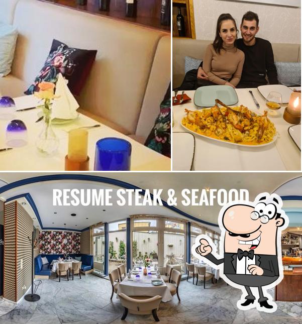 The interior of Resume Steak & Seafood