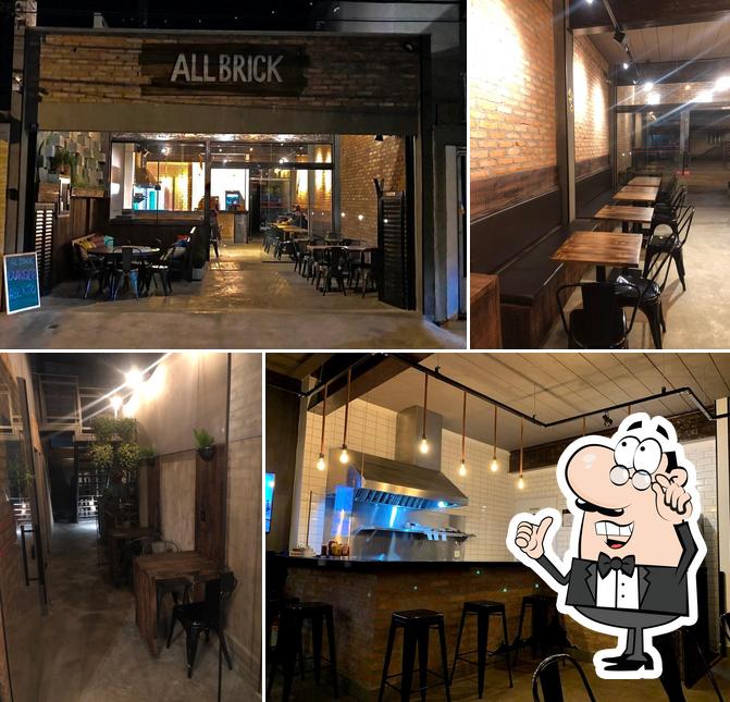 O interior do All Brick Hamburgeria