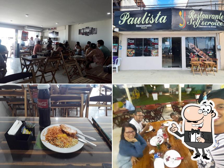Sente em uma das mesas no Pastel Paulista