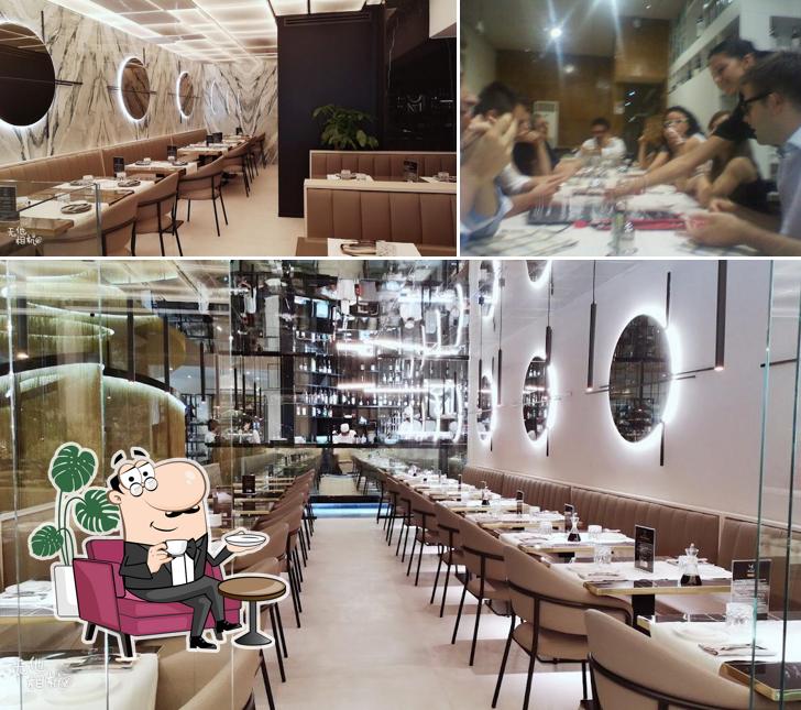 La foto della interni e bancone da bar di Miya Asian Fusion Restaurant