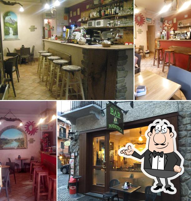 Siediti a un tavolo di Bar Paninoteca