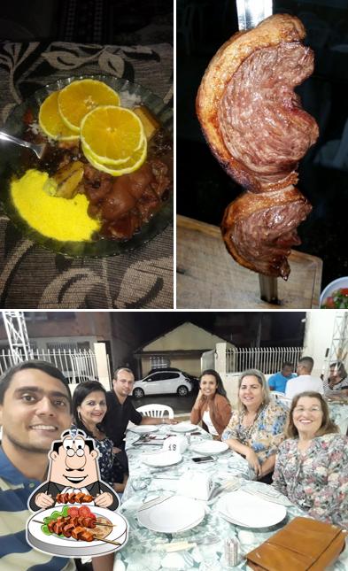 Entre diversos coisas, comida e mesa de jantar podem ser encontrados no Churrascaria Do Jorjão