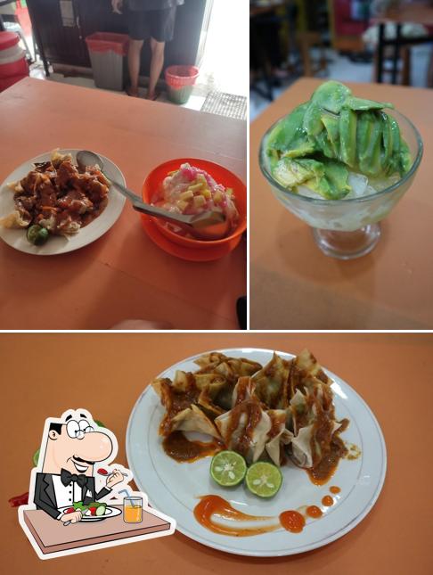 Food at Es Oyen & Siomay Bandung - Cagar Alam