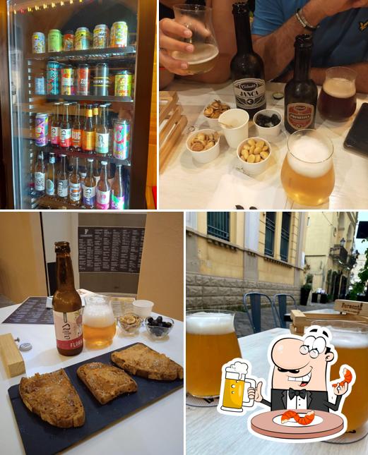 Puoi ordinare un rinfrescante bicchiere di birra chiara o scura