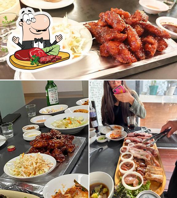 Prueba un plato con carne en Arirang BBQ Koreano 푸에블라 한국식당