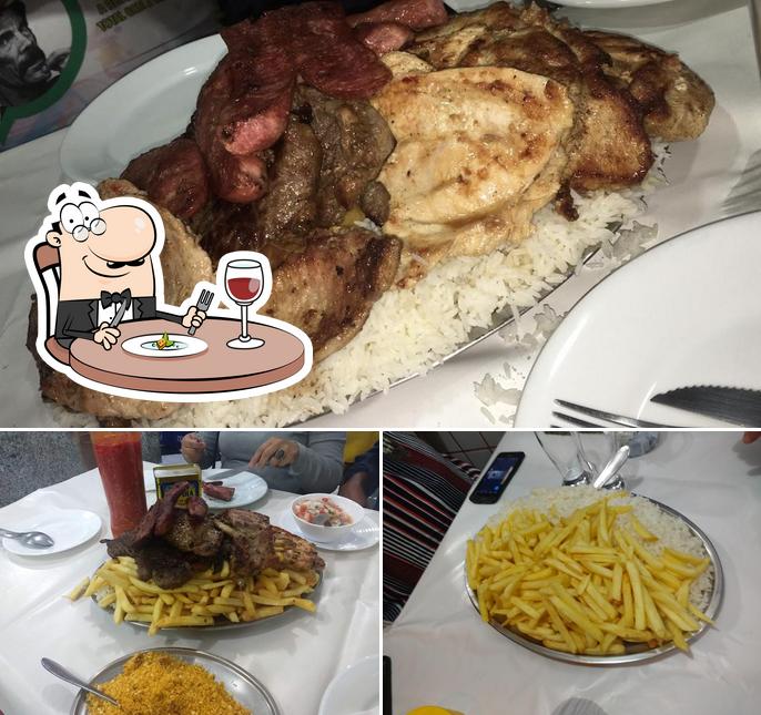 Comida em Restaurante Panela de Barro