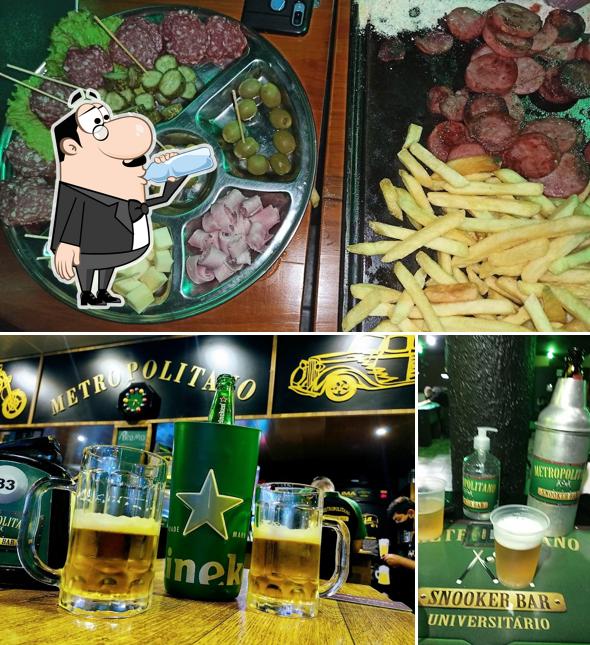 Entre diferentes coisas, bebida e eu no podem ser encontrados no Metropolitano - Snooker Bar Universitário