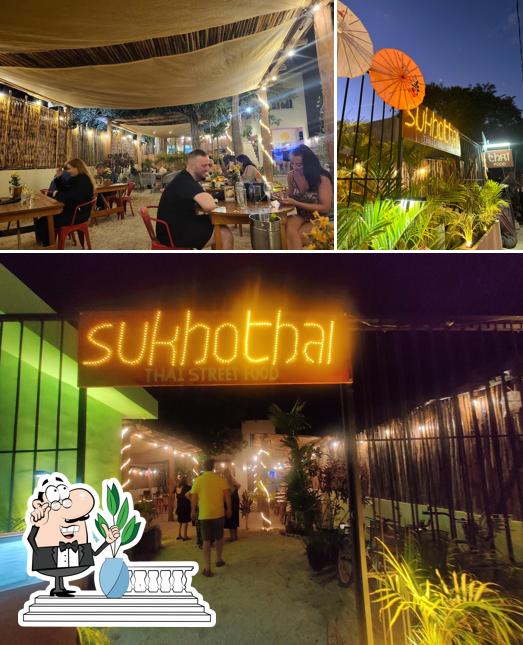 Фотография, на которой видны внешнее оформление и внутреннее оформление в Sukhothai Tulum - Thai Street Food
