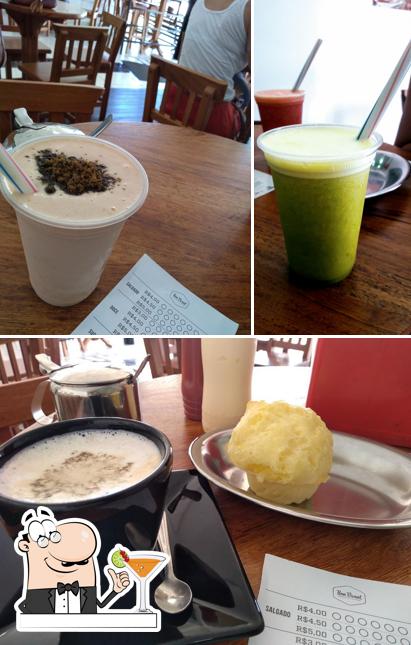 A foto da bebida e sobremesa no Bon Vivant Café