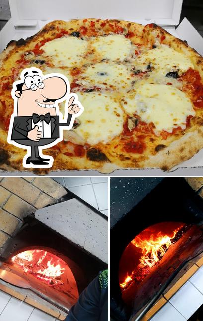 Regarder l'image de Del Giro Pizza au Feu de bois