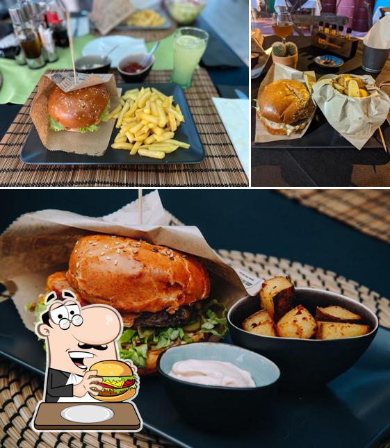 Prova un hamburger a PAZIN ZAPAD restaurant, coffee&wine bar