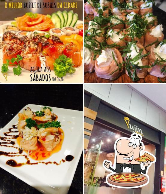 Escolha pizza no Yujin Sushi & Lounge