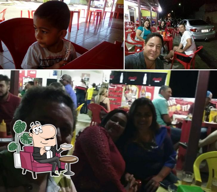 Sente em uma das mesas no Bar do Miguel