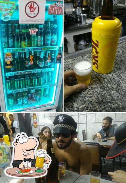 Desfute uma tulipa de cerveja leve ou escura