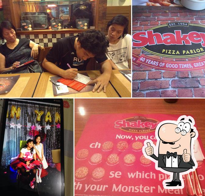 Vea esta foto de Shakey’s